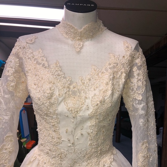 Ivory colored wedding dress - Picture 3 of 8